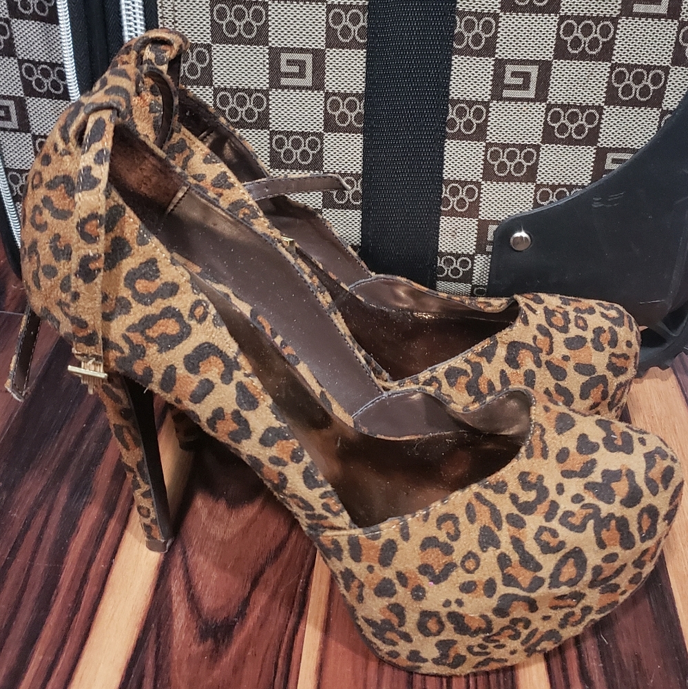 Leopard print high heels nwot